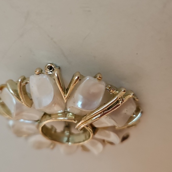 Vintage STAR Brand Goldtone & White Pearlized 4 Piece Jewelry Set - Picture 6 of 13